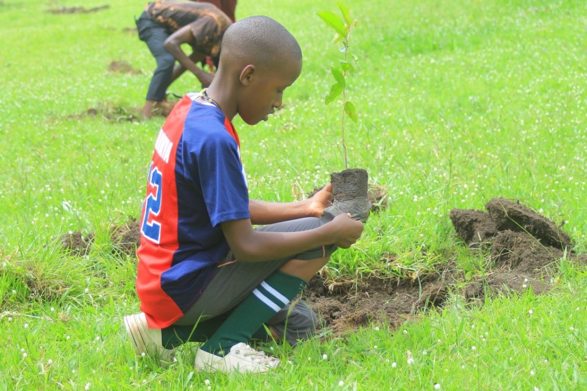 Isaiah Mwesige is on a two-pronged mission to improve the lives and prospects of children in Uganda; by putting a golf club in their hands and educating them about the importance of environmental conservation.  In 2020 he set up AFRIYEA Golf Academy in Fort Portal, a city of around 61,000 people in the west of Uganda, to offer free golf tuition, basic education and life skills to the region’s most vulnerable young people.  Having started his working life as a caddie at the local golf club at the age of 14, 